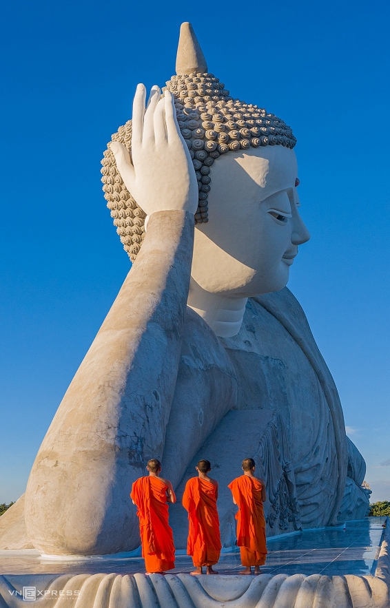 Indulging in magnificent beauty of Som Rong Pagoda with charming architecture