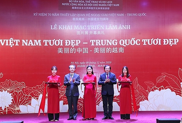 Photo exhibition highlights beauty of Vietnam and China launched  in Hanoiin