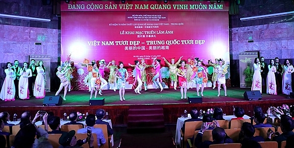 Photo exhibition highlights beauty of Vietnam and China launched  in Hanoiin