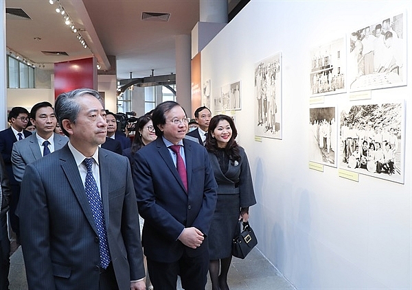 Photo exhibition highlights beauty of Vietnam and China launched  in Hanoiin