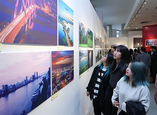 Photo exhibition highlights beauty of Vietnam and China launched  in Hanoiin