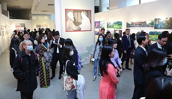 Photo exhibition highlights beauty of Vietnam and China launched  in Hanoiin