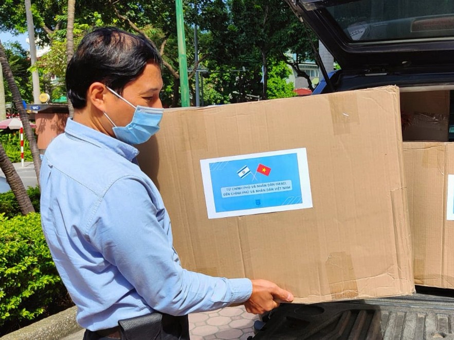 Embassy of Israel in Vietnam donates 10,000 face masks to Duc Giang General Hospital