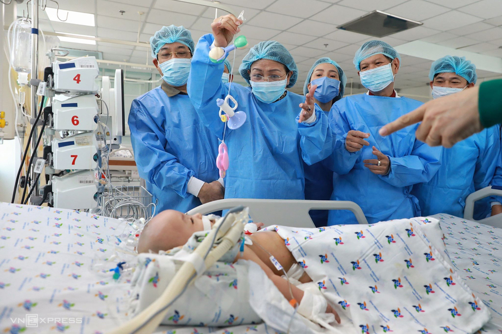 Co-joined twin survived miracle seperation: Dieu Nhi is able to smile and lift up hand