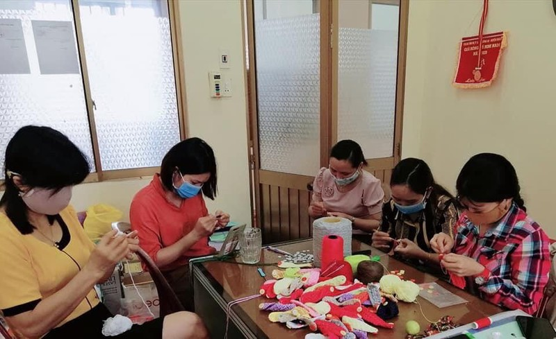 vietnamese knitters find creative way to relieve ear ache from extensive facemask wearing amid covid 19