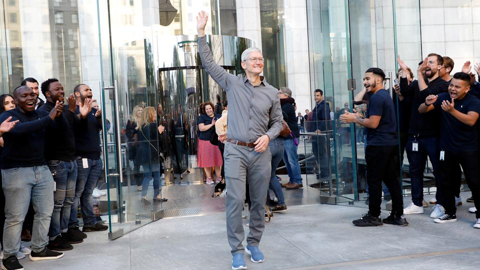 apple turns into the first us company reaching 2 trillion