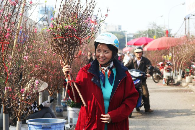 Hanoi's largest flower market opens all nights before Tet