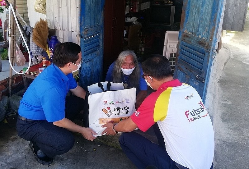 Security bags are delivered to the poor in Binh Thuan province.