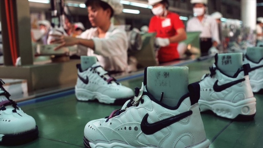 Vietnam surpasses China to become the main manufacturer of Nike sports shoes. Photo: VOV