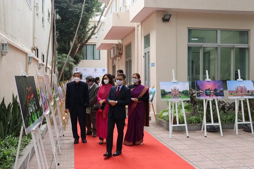 Delegates visit the exhibition.