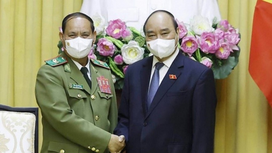 President Nguyen Xuan Phuc (R) and Lao Minister of Public Security Gen. Vilay Lakhamphong