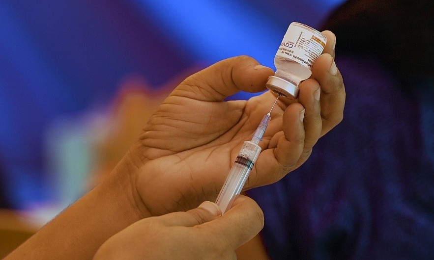 A health worker prepares a dose of the Covaxin vaccine against the Covid-19 coronavirus at a vaccination center in New Delhi on September 29, 2021. Photo by AFP/Sajjad Hussain