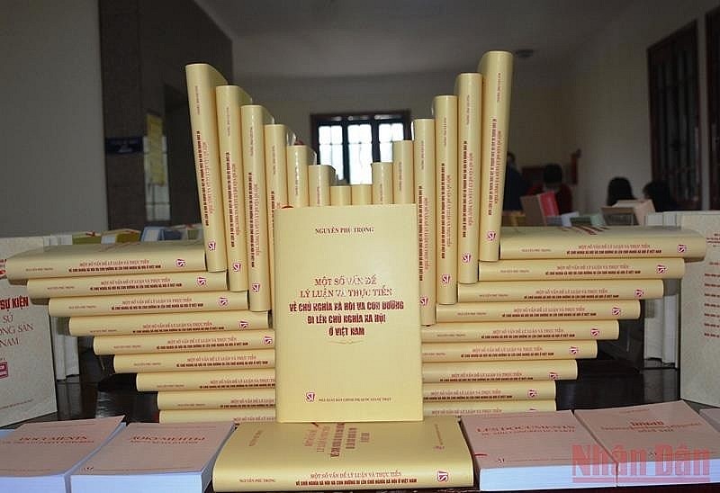 The cover of the book entitled “Several theoretical and practical issues on socialism and the path toward socialism in Vietnam” by Party General Secretary Nguyen Phu Trong.