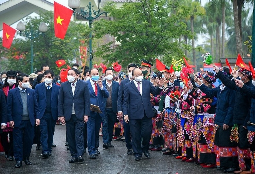 President Nguyen Xuan Phuc is welcomed by ethnic minority people at the festival in Hanoi on February 12. (Photo: NDO/Thanh Dat)NA)