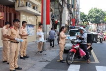 vietnamese traffic policer fines drivers by doing push ups for not wearing face mask