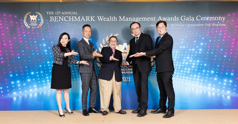 chubb life hong kong wins whole life product category at the benchmark wealth management awards 2021