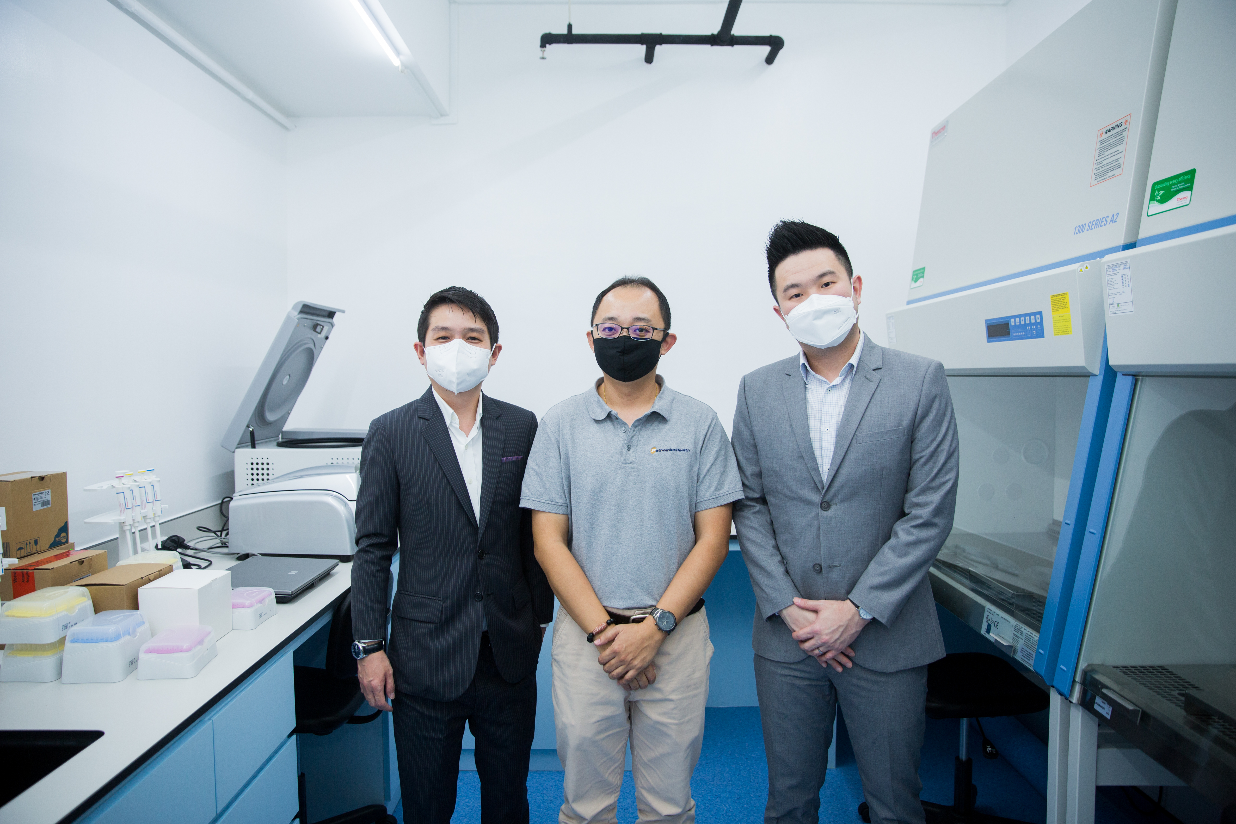 Dr Tan Eng Lee (centre) and Qiagen Representatives – Mr William Lin (left), Commercial Director of Korea & SEA and Mr Eric Goh (right), Country Manager of Singapore & Malaysia.