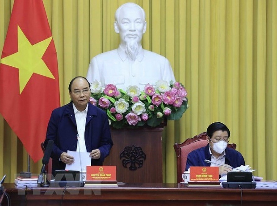 President Nguyen Xuan Phuc speaks at the working session. (Photo: VNA)