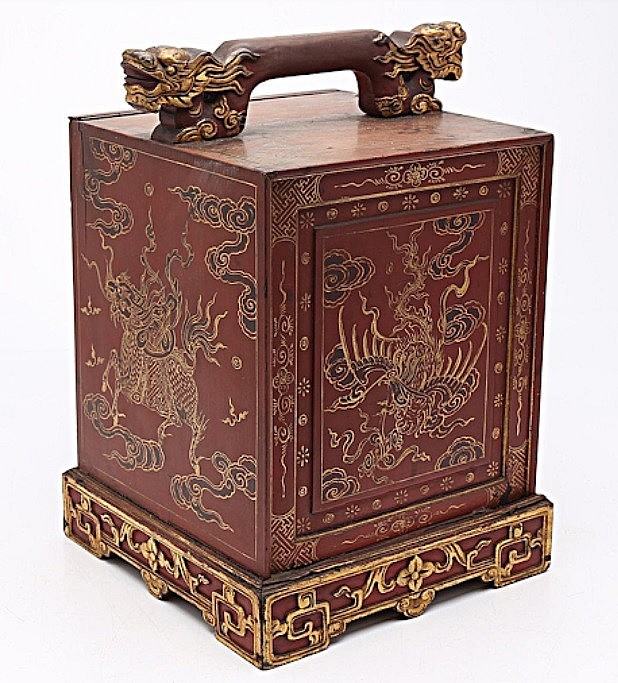 The wooden box that accompanied the Nguyen Dynasty mandarin hat (Photo: Balclis)