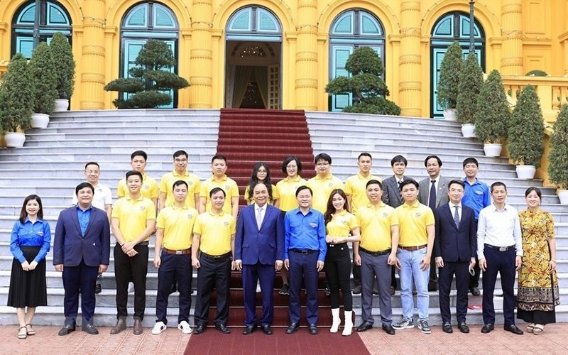 President Nguyen Xuan Phuc Meets With Outstanding Young People