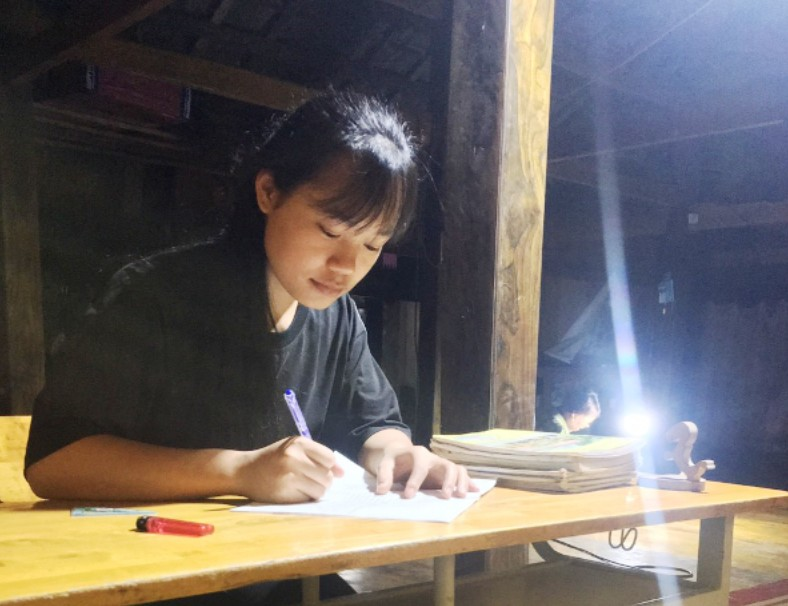 vietnam ethnic students make shacks on hills for e learning