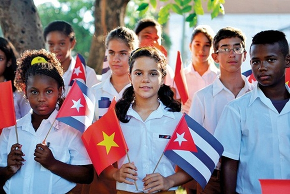 vietnamese people consistently support cuban people to overcome difficulties