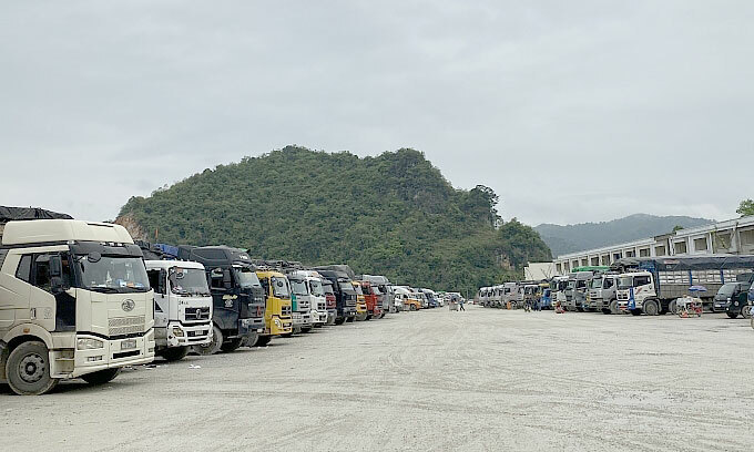 the trade customs clearance in tan thanh border gate restored its normal