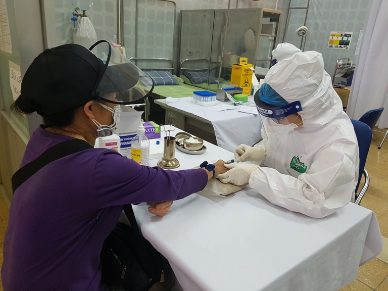 Rapid COVID-19 tests conducted to Hanoi wholesale markets