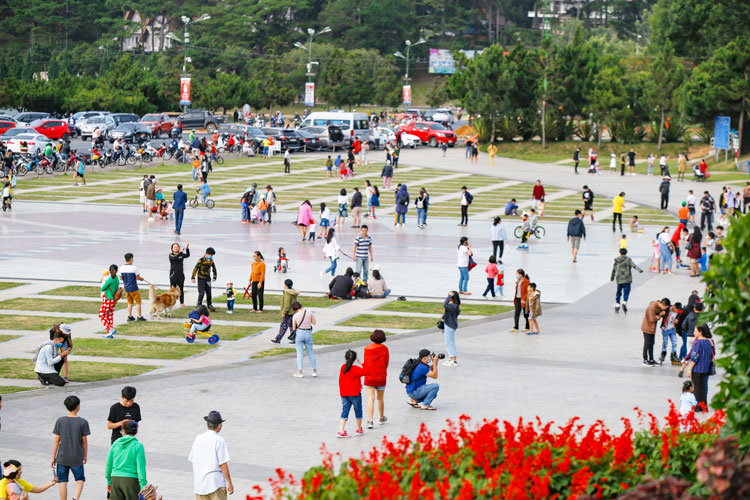 Tourism attractions and services start to be reopened around Vietnam