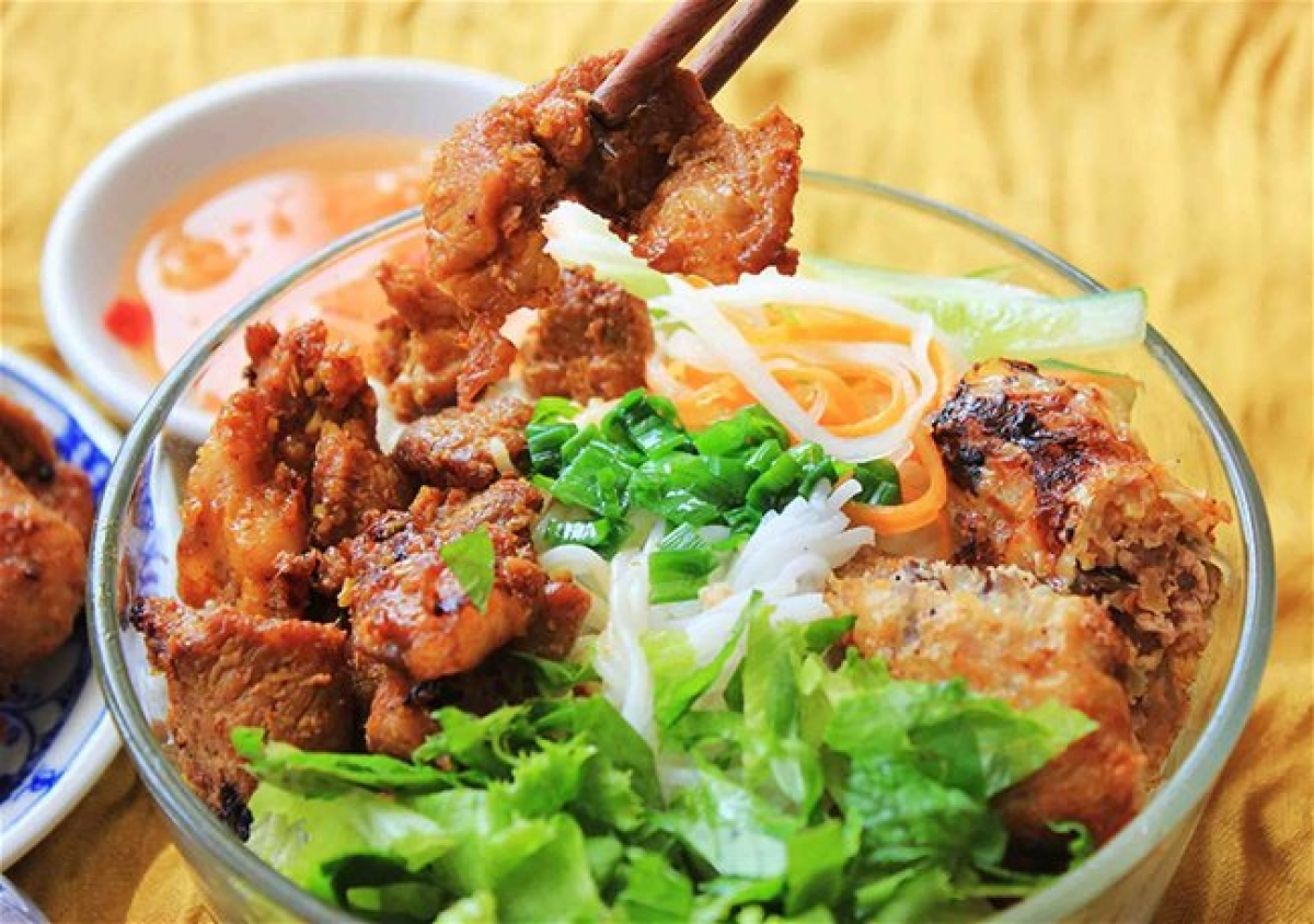 Enjoy top DaNang-style rice vermicelli with grilled pork