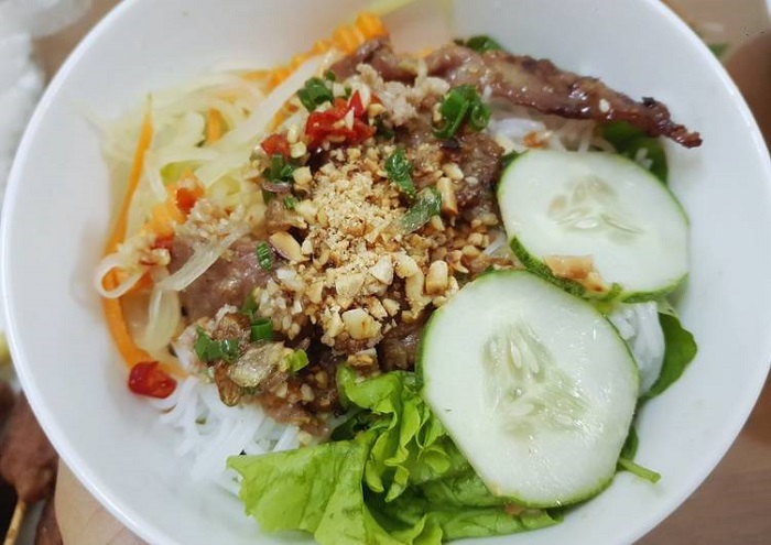 Enjoy Danang-style rice vermicelli with grilled pork