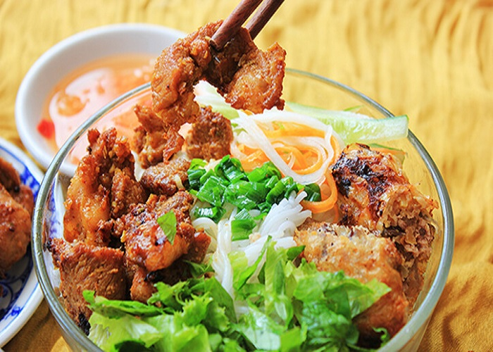 Enjoy Danang-style rice vermicelli with grilled pork