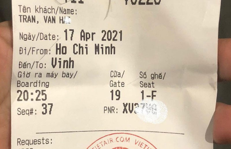 A business class ticket was given to Tran Van Hai by a kind person so that he could return to his hometown to see his daughter one last time 