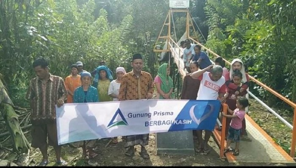 Gunung Prisma collaborates with the Sehati Gerak Bersama Sukabumi Foundation to build a bridge that allows villagers of Nangela Village to cross the Cicurug River. Such a bridge provides the villagers access to essential public amenities, such as the city's hospital.