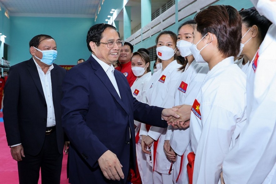 Prime Minister Pham Minh Chinh meets with athletes at the National Sports Training Centre in Hanoi on April 18. (Photo: VGP)