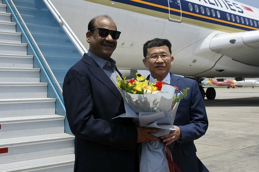 Chairman of the NA’s Committee for External Relations Vu Hai Ha welcomes Speaker of the Indian Lok Sabha Om Birla at Noi Bai International Airport (Photo: quochoi.vn)