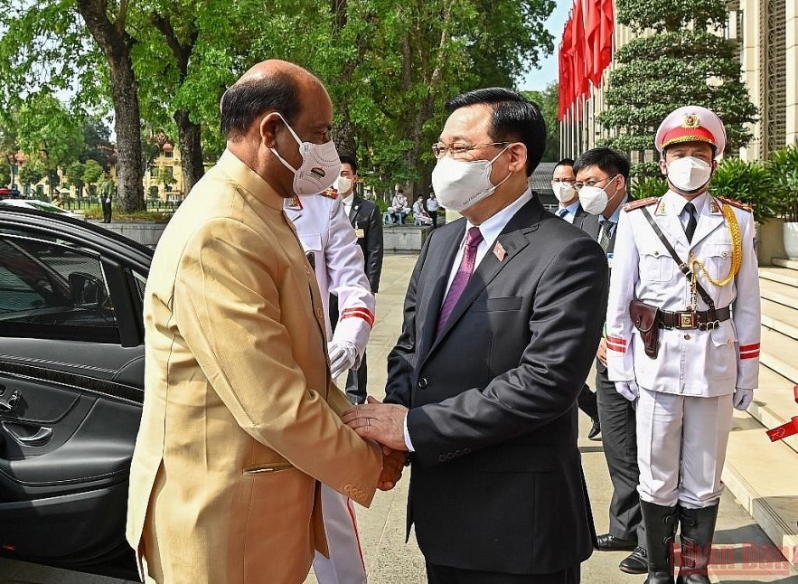 National Assembly Chairman Vuong Dinh Hue welcomes Speaker of the House of Representatives of the Republic of India Om Birla at the National Assembly House.