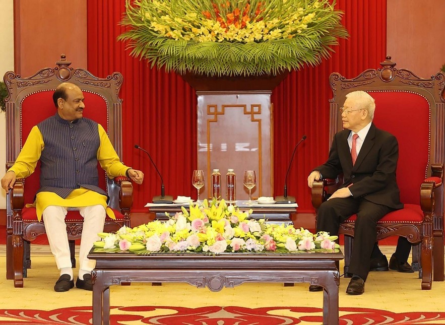 Party General Secretary Nguyen Phu Trong (R) receives Speaker of the Indian lower house Om Birla in Ha Noi on April 20. (Photo: VNA)
