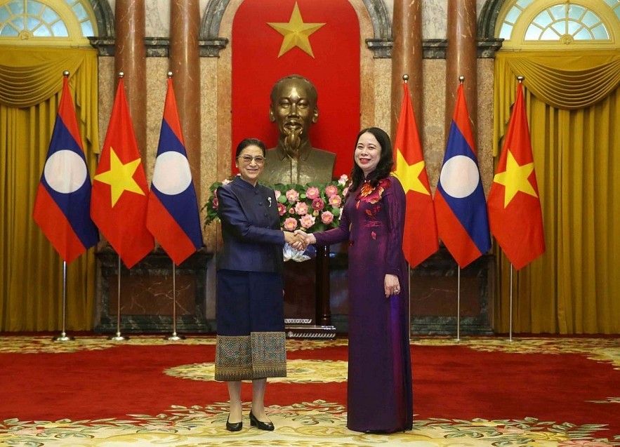 Vietnamese Vice President Vo Thi Anh Xuan (R) and her Lao counterpart Pany Yathotou pose ofr a photo before their talks in Hanoi. (Photo: VNA)