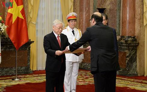 envoys of japan oman turkey presents credentials to vietnam top leader