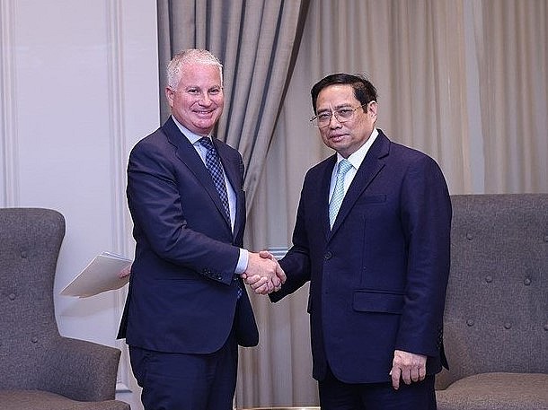 PM Pham Minh Chinh (R) meets with CEO of Warburg Pincus Charles Kaye in New York on May 15. (Photo: VNA)