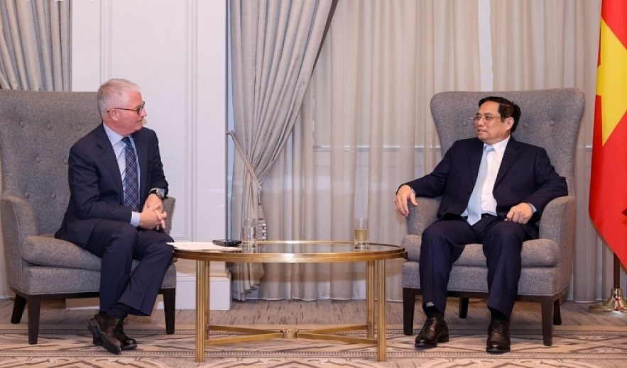 PM Pham Minh Chinh (R) meets with CEO of Warburg Pincus Charles Kaye (L)