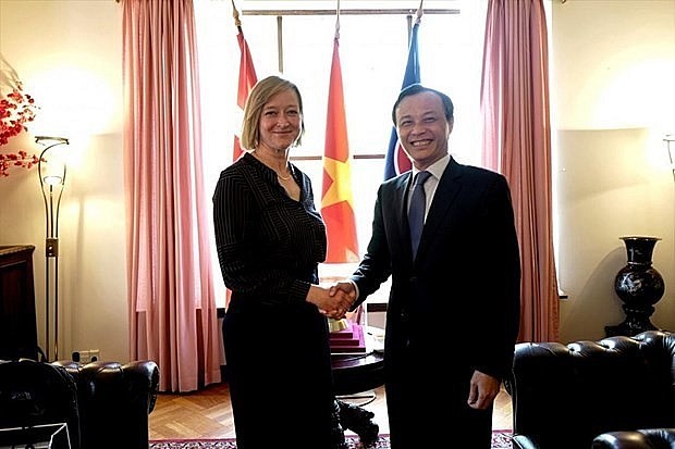 Vietnamese Ambassador to Denmark Luong Thanh Nghi receives the Chairman of the Denmark-Vietnam Friendship Association. (Photo: VNA)