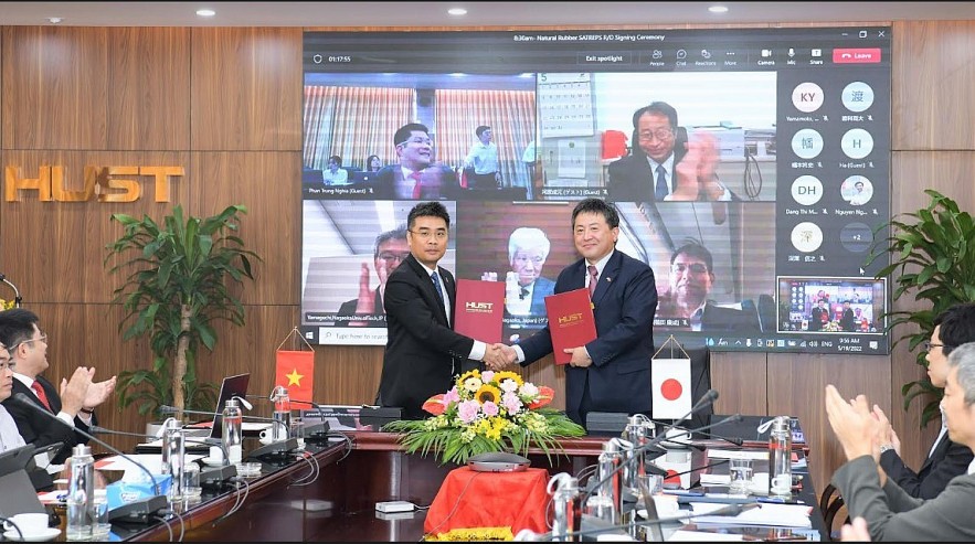Mr. Shimizu Akira, Chief Representative of JICA Vietnam Office (right) and Associate Professor Huynh Dang Chinh, Vice-President of HUST signed the Record of Discussion.