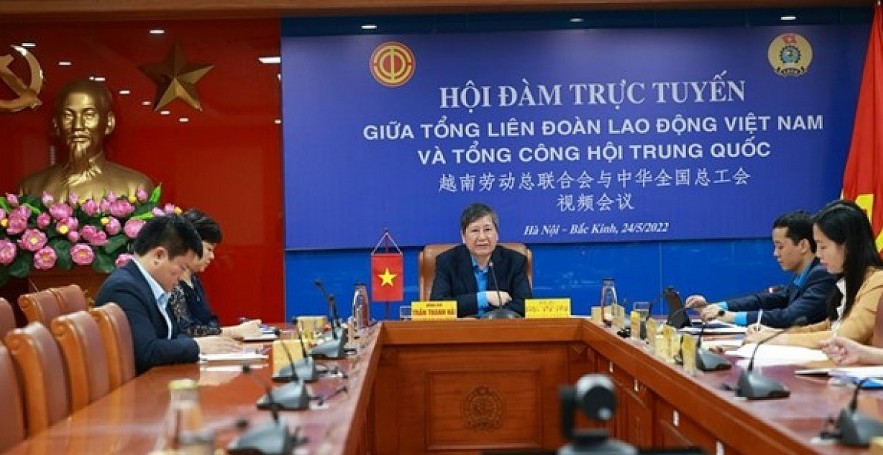 VGCL Standing Vice President Tran Thanh Hai and ACFTU Vice Chairman Jiang Guangping held talks on May 24. (Photo: VNA)