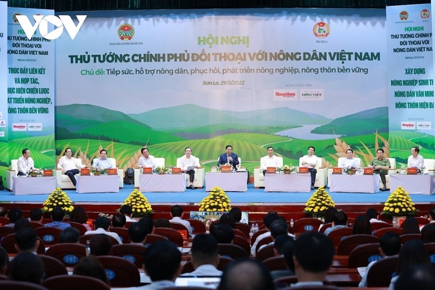 PM Pham Minh Chinh holds dialogue with farmers to address their concerns.