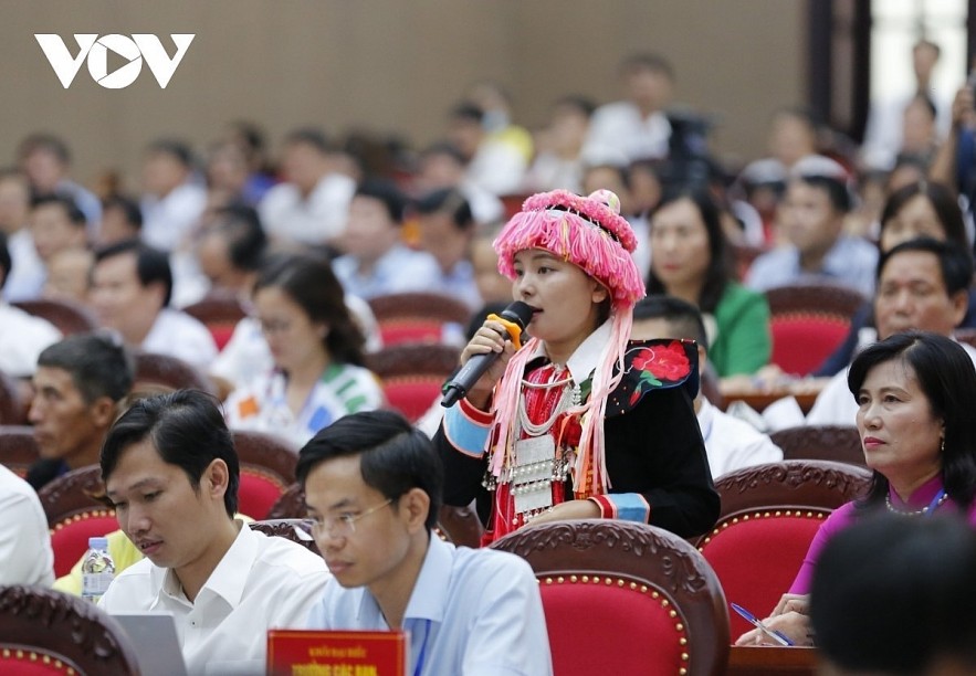 farmer Chao Thi Yen of Lao Cai raises a question at the meeting