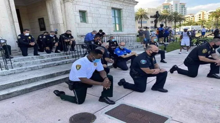 george floyd death us policemen kneel to apologise stand in solidarity with protesters