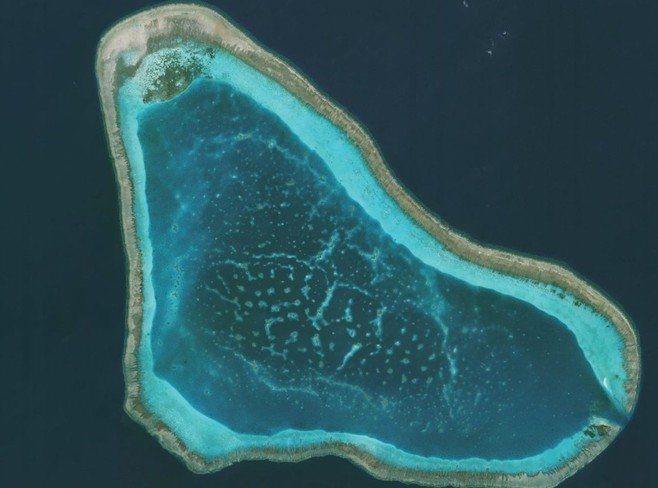 Philippines Foreign Secretary admitted China's weaponization in Scarborough Shoal in the East Sea