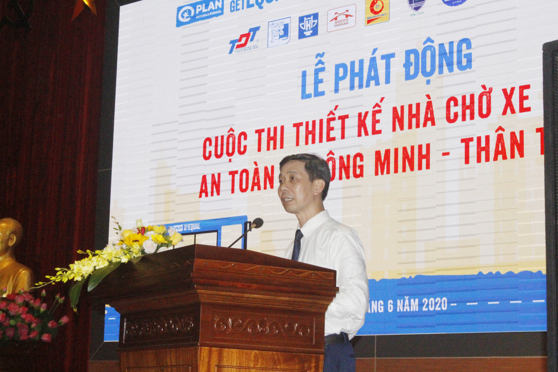 hanoi seeking for a safest and smartest bus shelter model